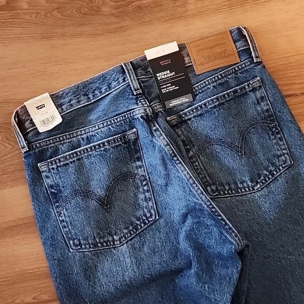 NWT! Levi's THE WEDGIE STRAIGHT  Indigo destructed vintage inspired denim - Picture 8 of 16